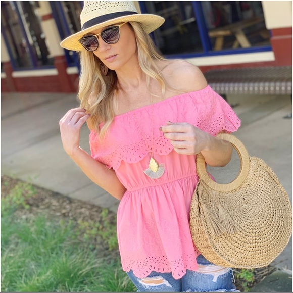 ✨LAST ONE✨Pink eyelet off Shoulder Top - Picture 4 of 4